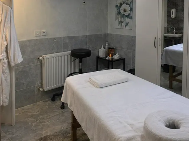 Gri mermer duvarlı, aydınlık masaj odası — Etiler, Masaj Salonun