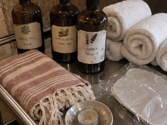Masaj yağı şişeleri, rulo havlular ve pembe peştemal — Etiler, Masaj Salonun
