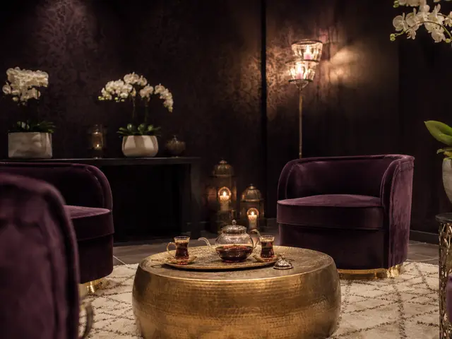 Kadife koltuklu, çay masalı bekleme salonu — Etiler, Masaj Salonun