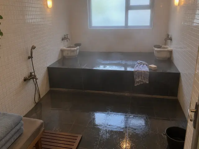 Beyaz mozaikli, kurnalı hamam bölümü — Etiler, Masaj Salonun