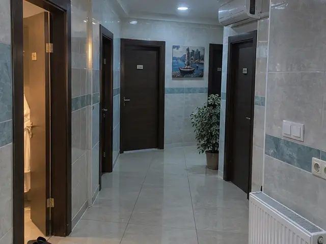 Açık mavi fayanslı koridor ve oda kapıları — Etiler, Masaj Salonun